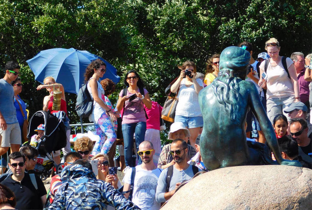 Touristen vor der Statue der kleinen Meerjungfrau